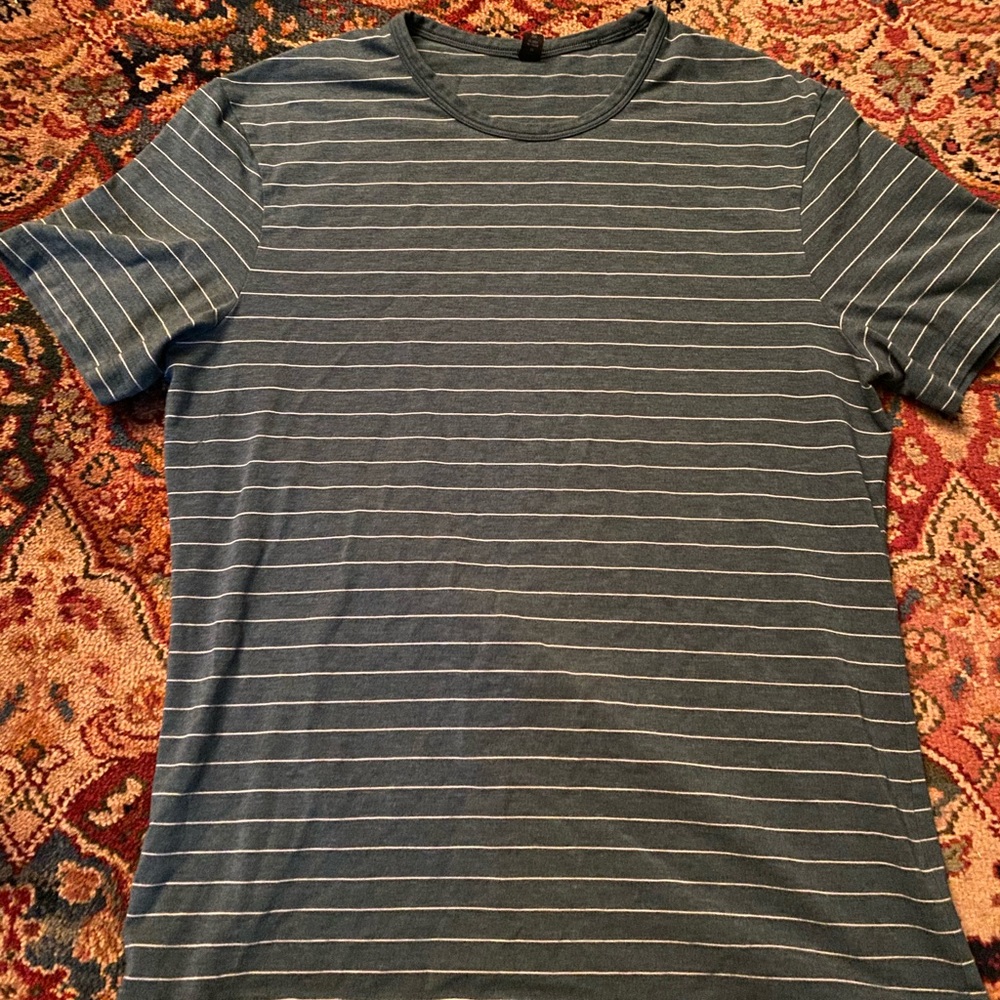 Lululemon Men’s L tee